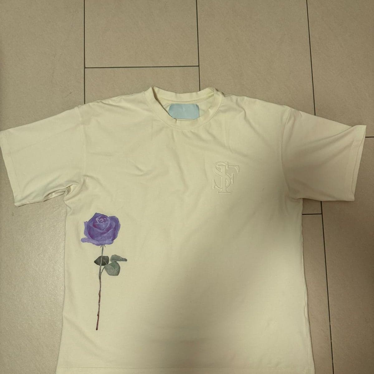 Original-Foto eines T-Shirts auf einer Kachel
